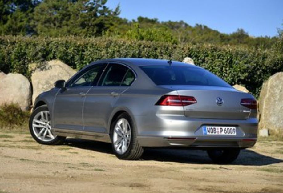 Replacing Your Passat B8 Gear Knob: LED Electronic Shift Knob vs. Auto Hand Ball