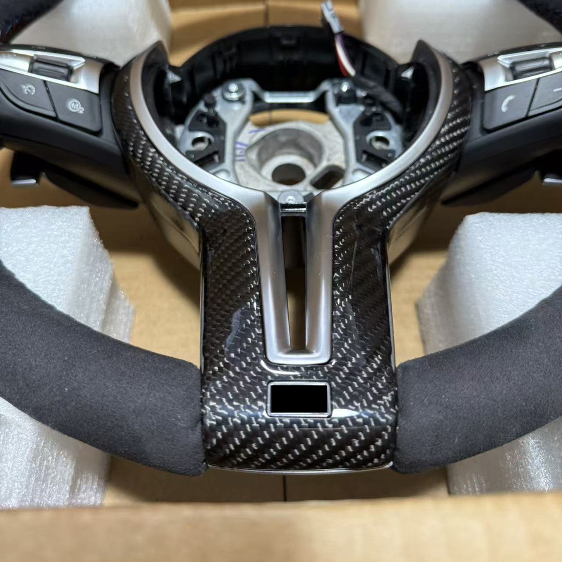 Suitable for BMW 5 Series thongs with full suede shiny carbon fiber button frame steering wheel
