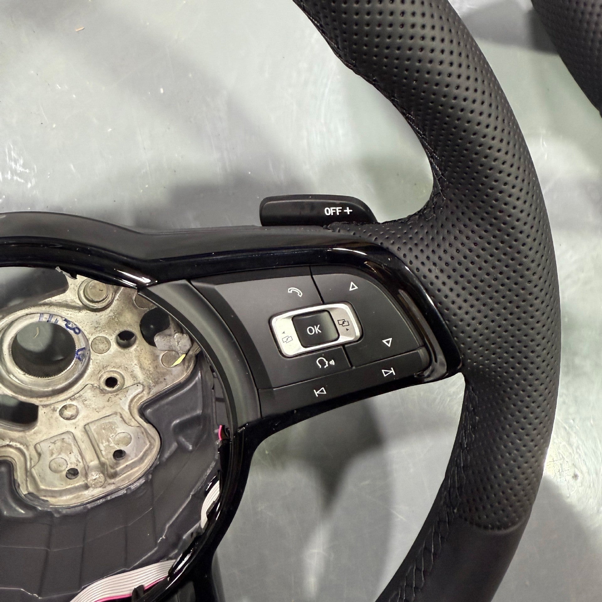 Suitable for the seventh generation Rline sports steering wheel of Volkswagen, old model with R logo and black button frame without ACC function