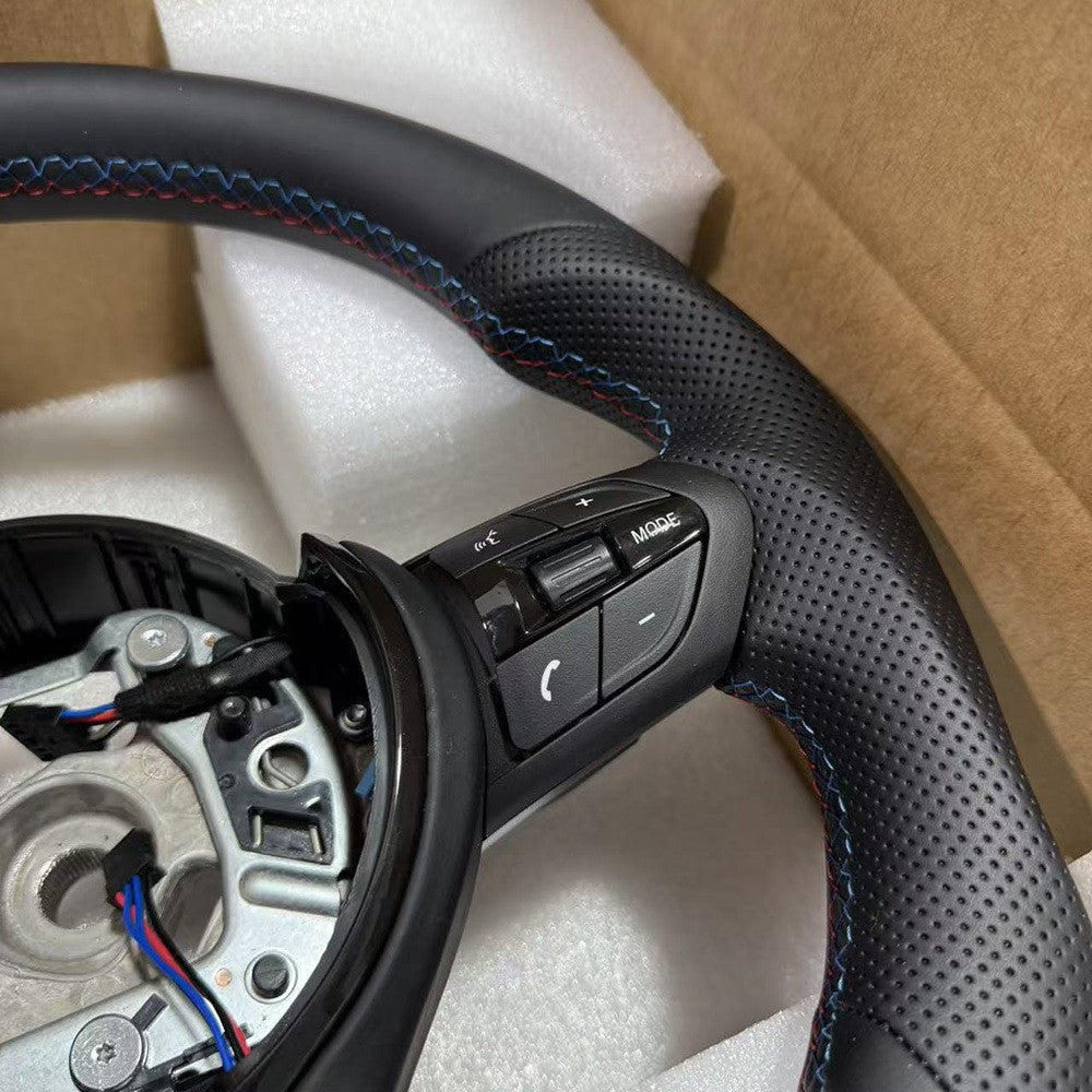 Suitable for BMW 3 Series thongs with semi perforated three color lines, painted black steering wheel without airbags