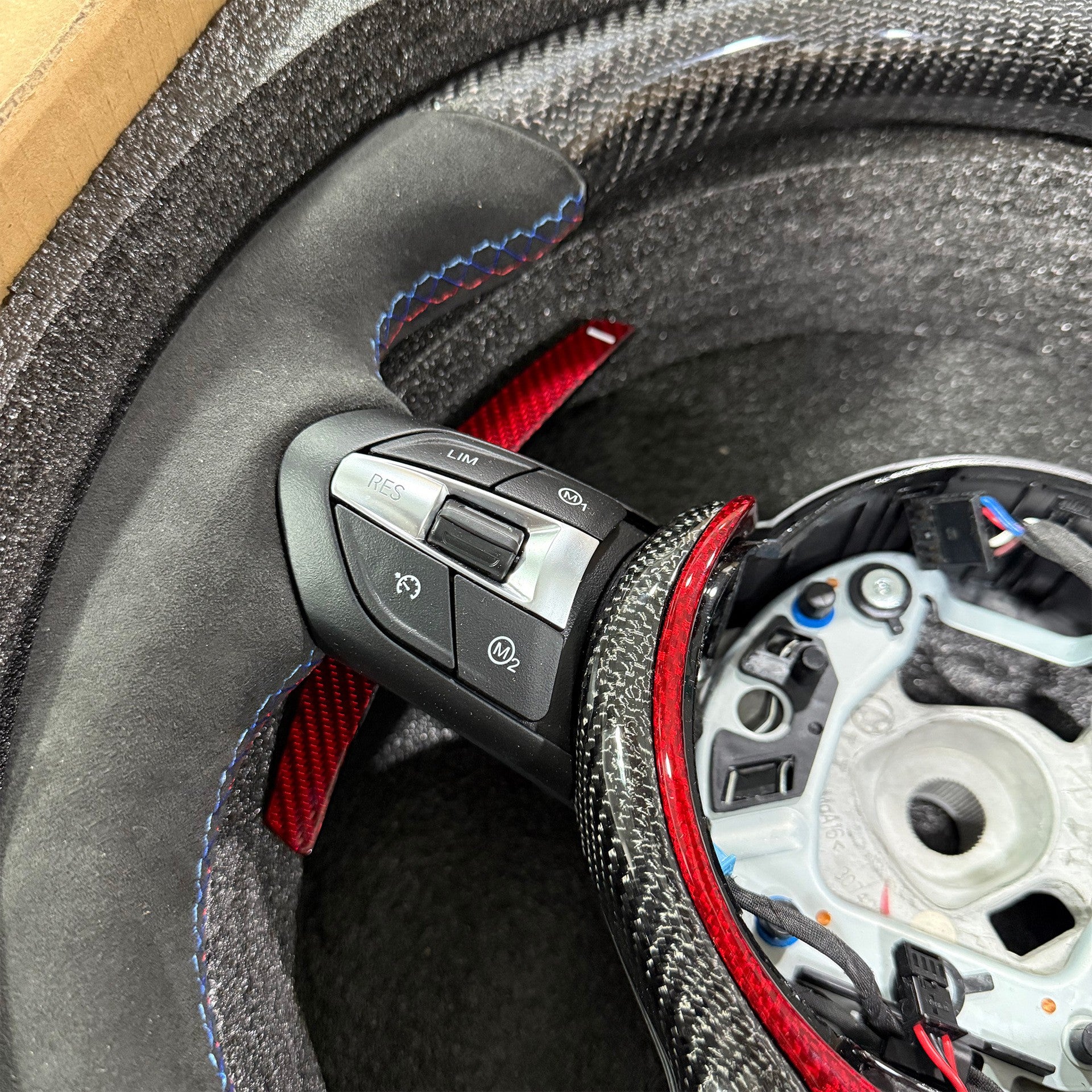 Suitable for BMW thongs with half suede, three color return, three color line, red carbon fiber frame steering wheel