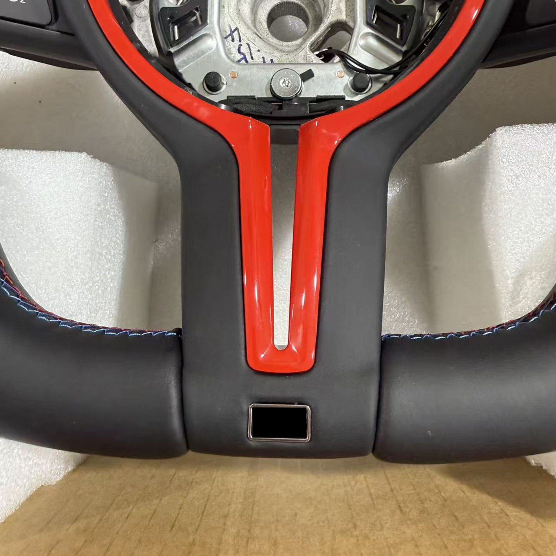 Suitable for BMW 5 Series thongs with semi perforated three color lines, red frame, steering wheel without airbags