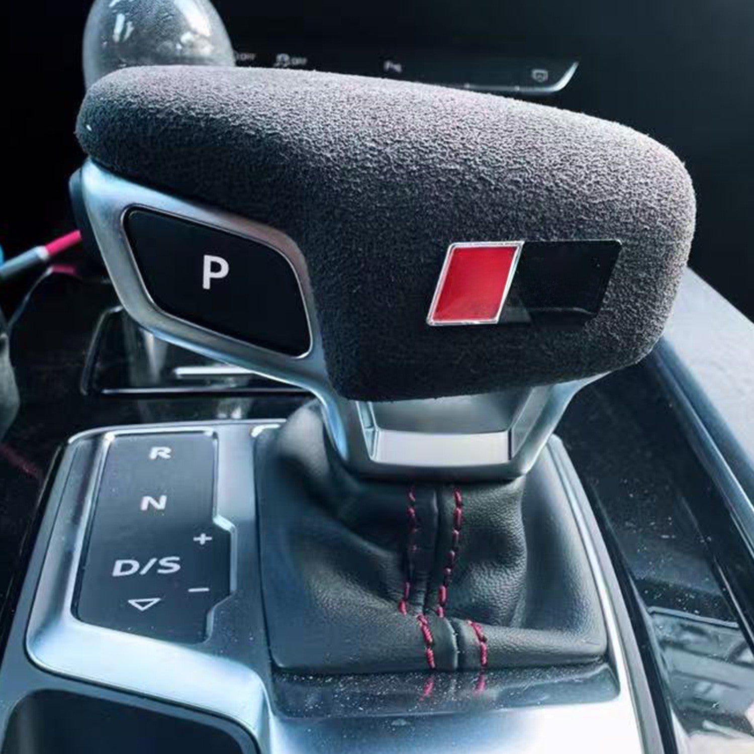 Suitable for Audi A4 suede gear lever cover SLINE standard airplane gear lever handle suede black Sline gear lever cover