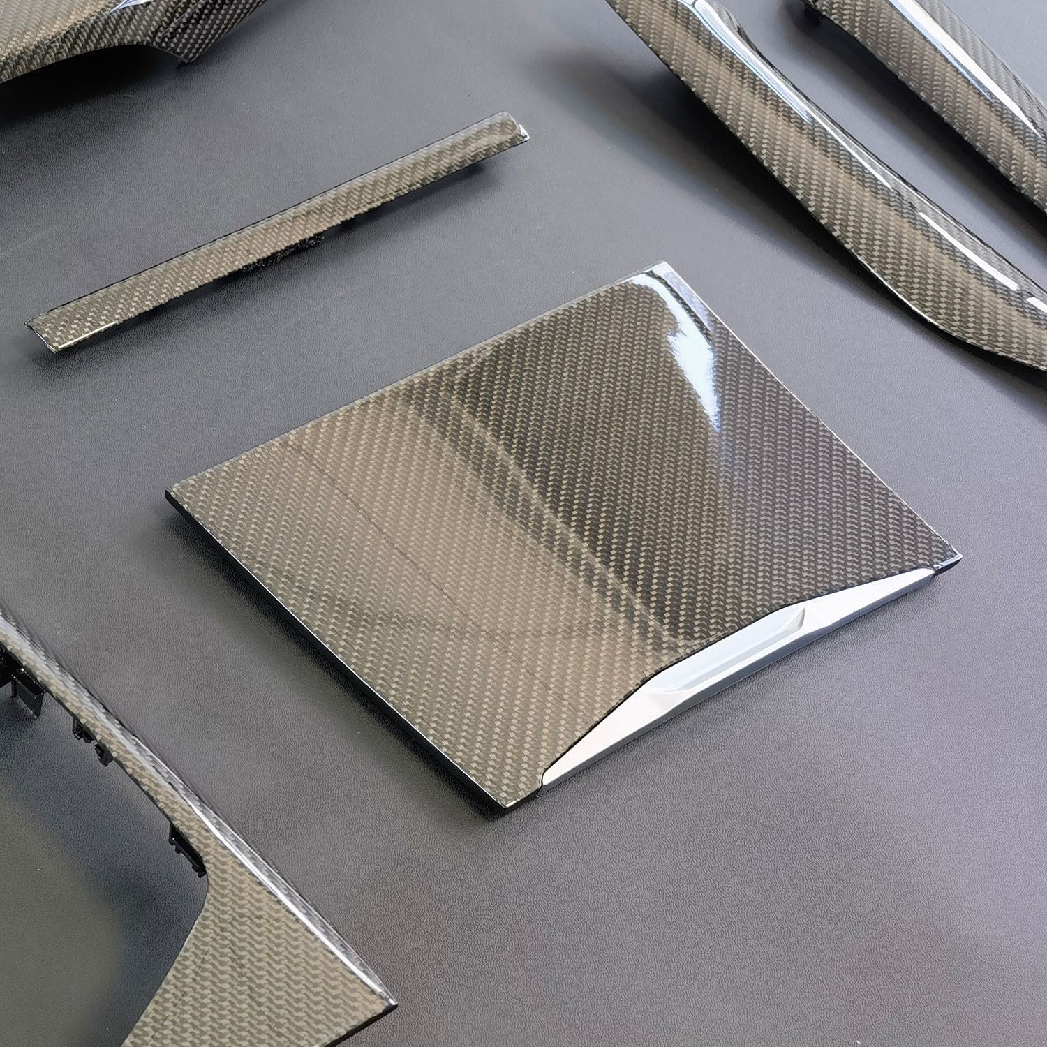 Suitable for BMW 25 Series 3 Series 4 Series M3M4 carbon fiber 6-piece glossy carbon fiber central control genuine carbon fiber decorative panel