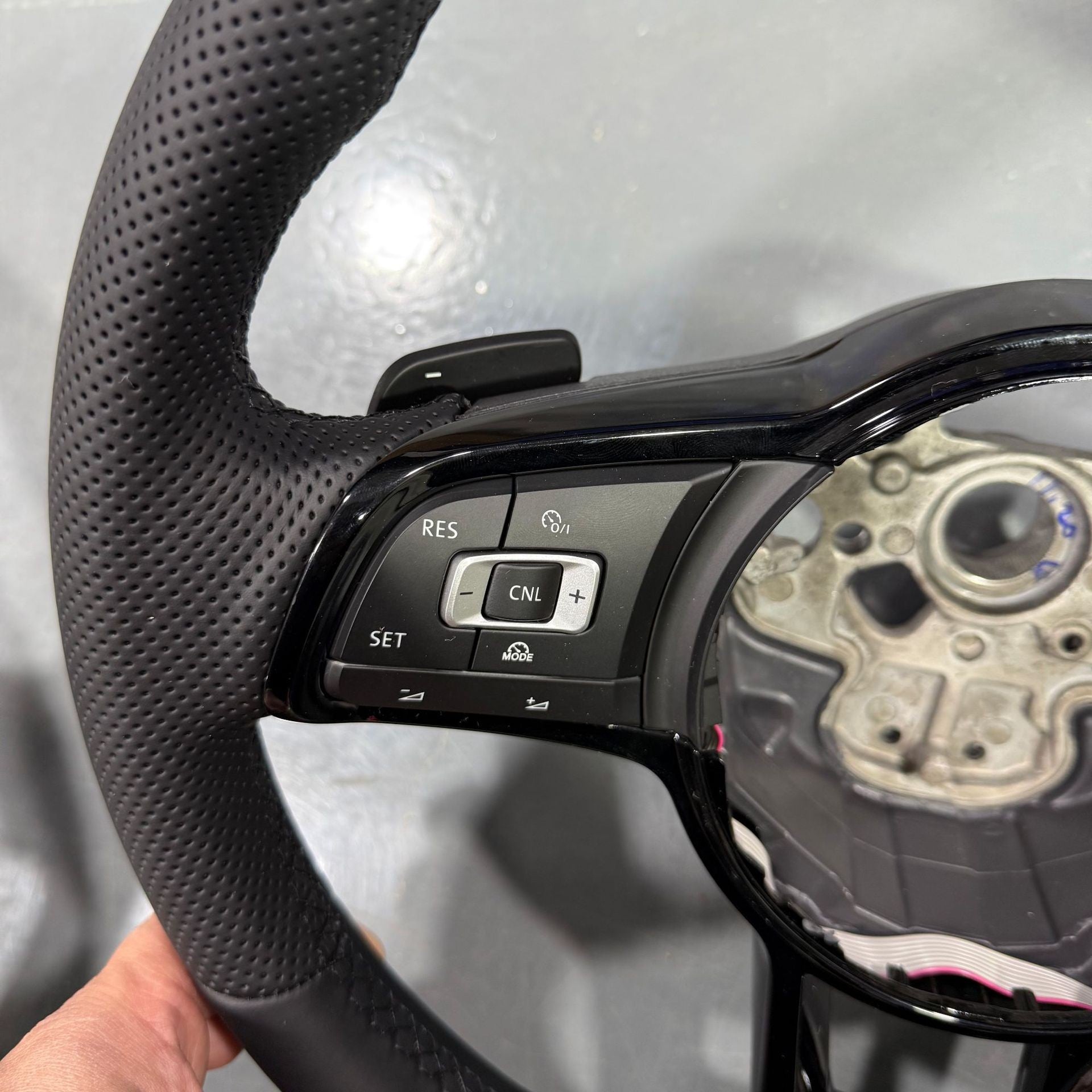 Suitable for the seventh generation Rline sports steering wheel of Volkswagen, old model with R logo and black button frame without ACC function