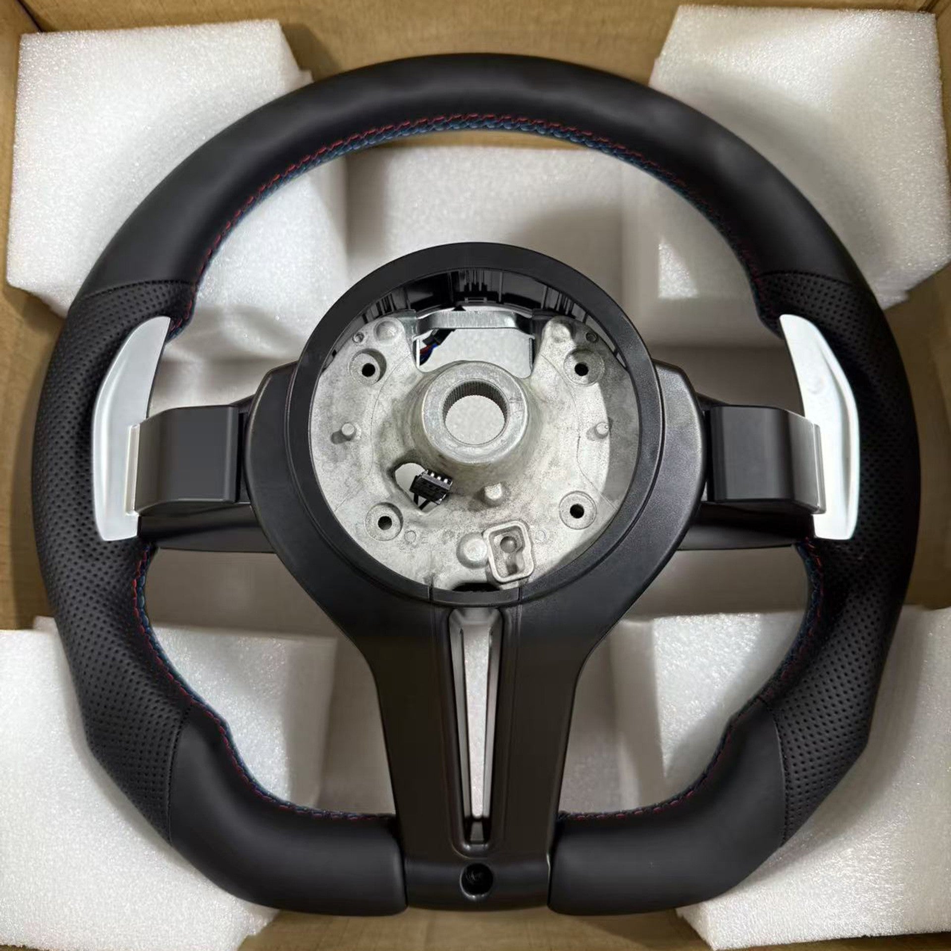 Suitable for BMW 5 Series thongs with semi perforated three color lines, red frame, steering wheel without airbags