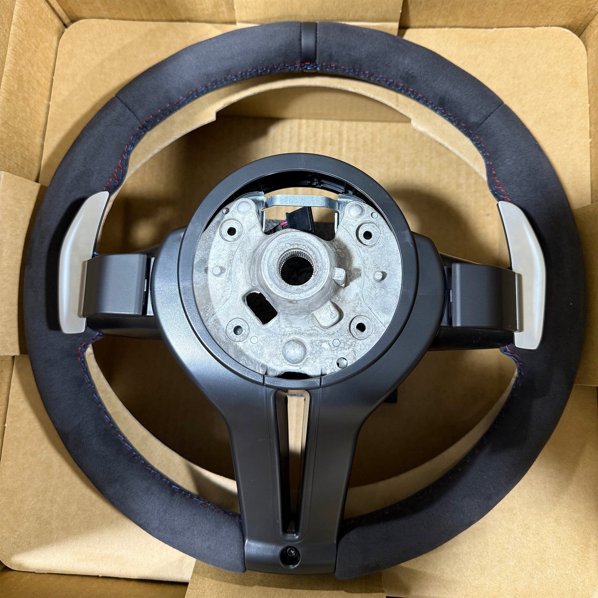 Suitable for BMW thongs with full suede, black genuine leather, return to standard, three color lines, painted black steering wheel