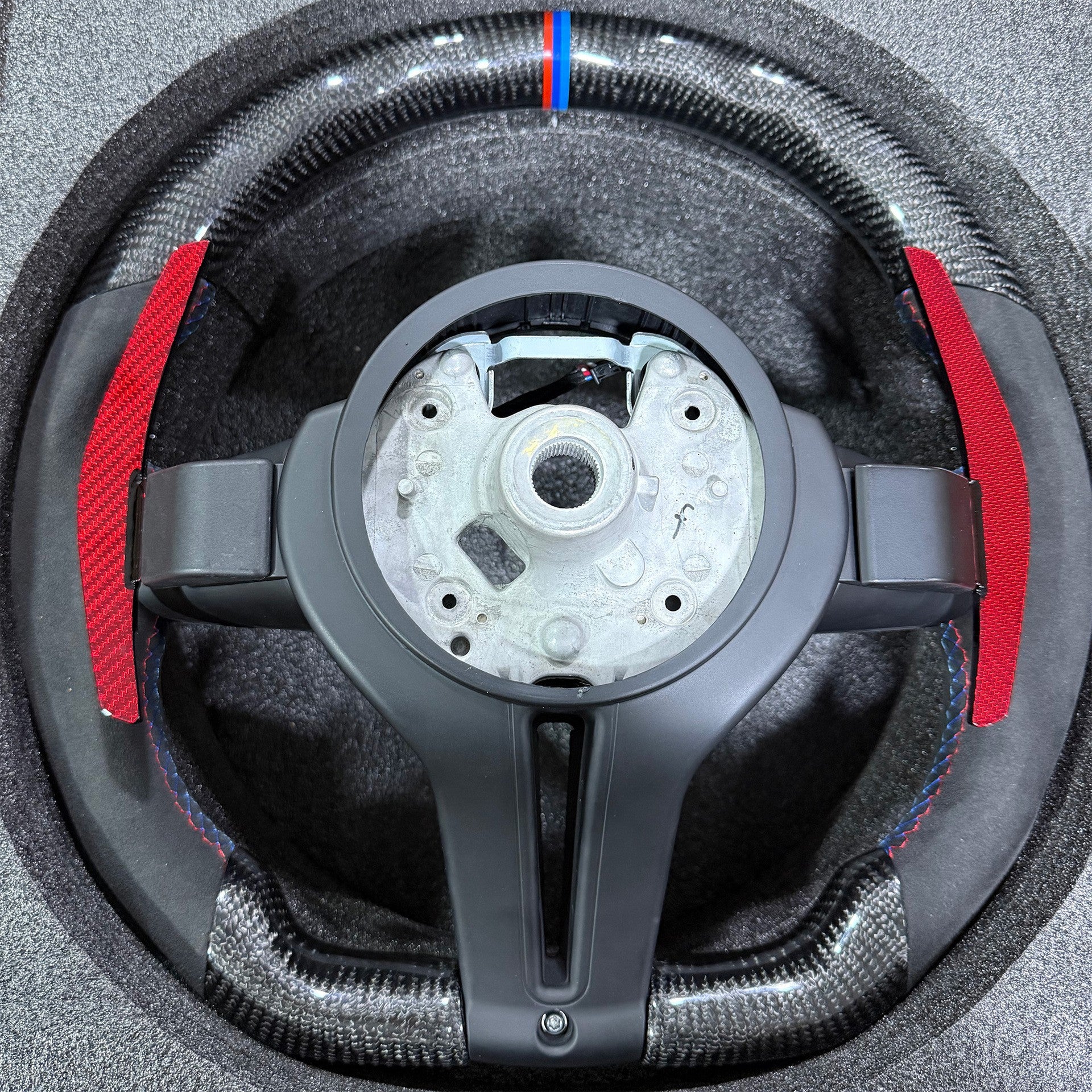 Suitable for BMW thongs with half suede, three color return, three color line, red carbon fiber frame steering wheel