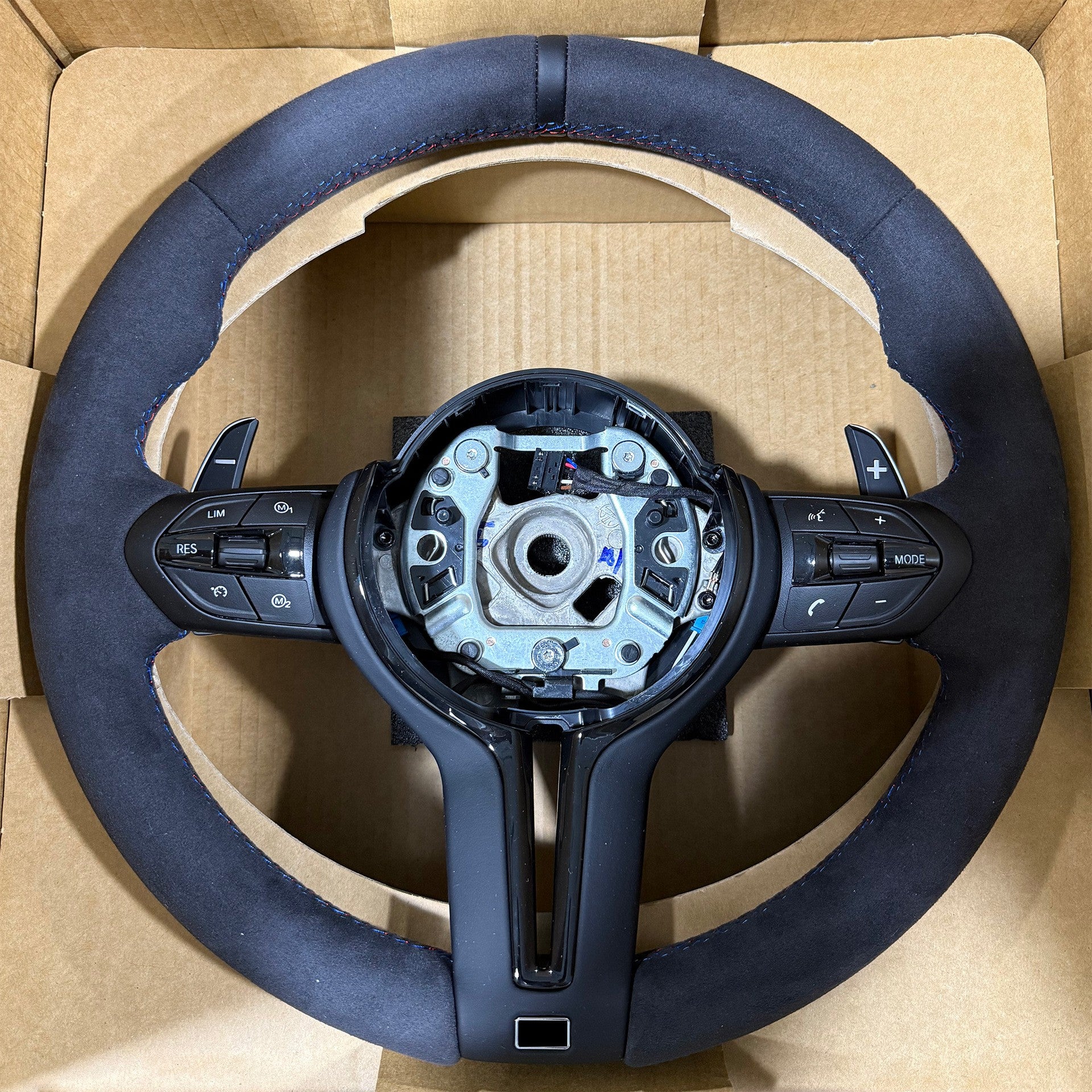 Suitable for BMW thongs with full suede, black genuine leather, return to standard, three color lines, painted black steering wheel