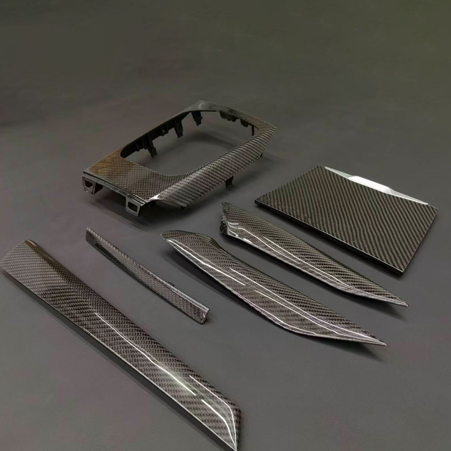 Suitable for BMW 23 Series 3 Series 4 Series M3M4 I3 carbon fiber center console trim panel, gear lever, bright carbon fiber trim strip