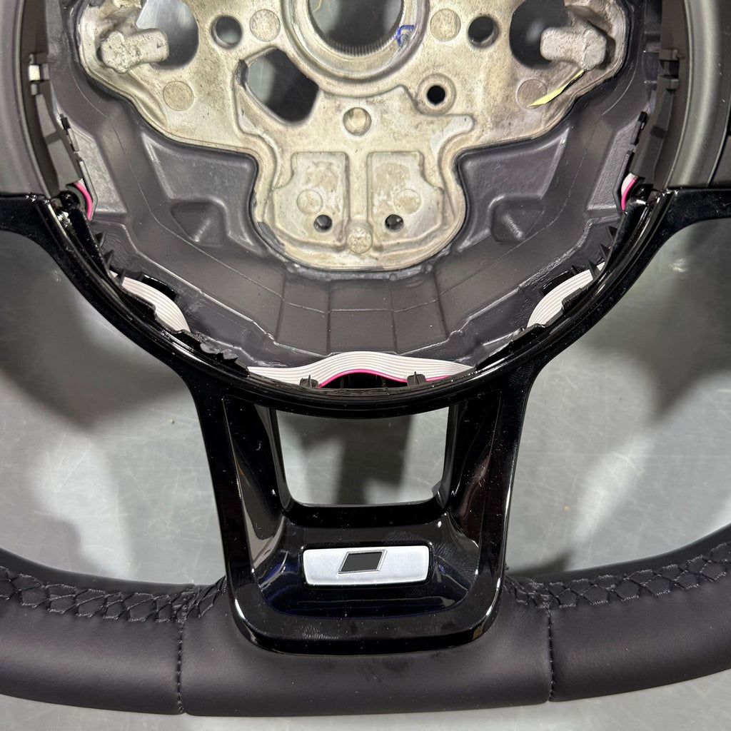 Suitable for the seventh generation Rline sports steering wheel of Volkswagen, old model with R logo and black button frame without ACC function