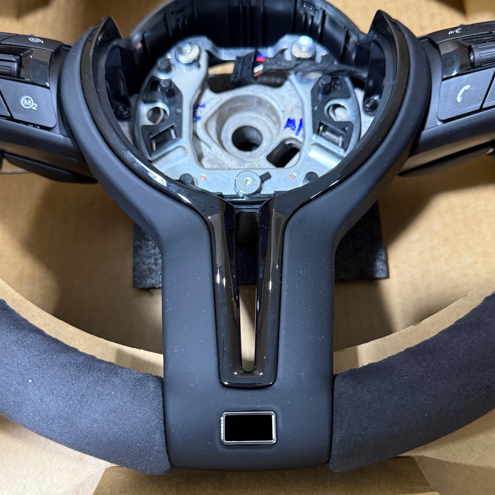 Suitable for BMW thongs with full suede, black genuine leather, return to standard, three color lines, painted black steering wheel