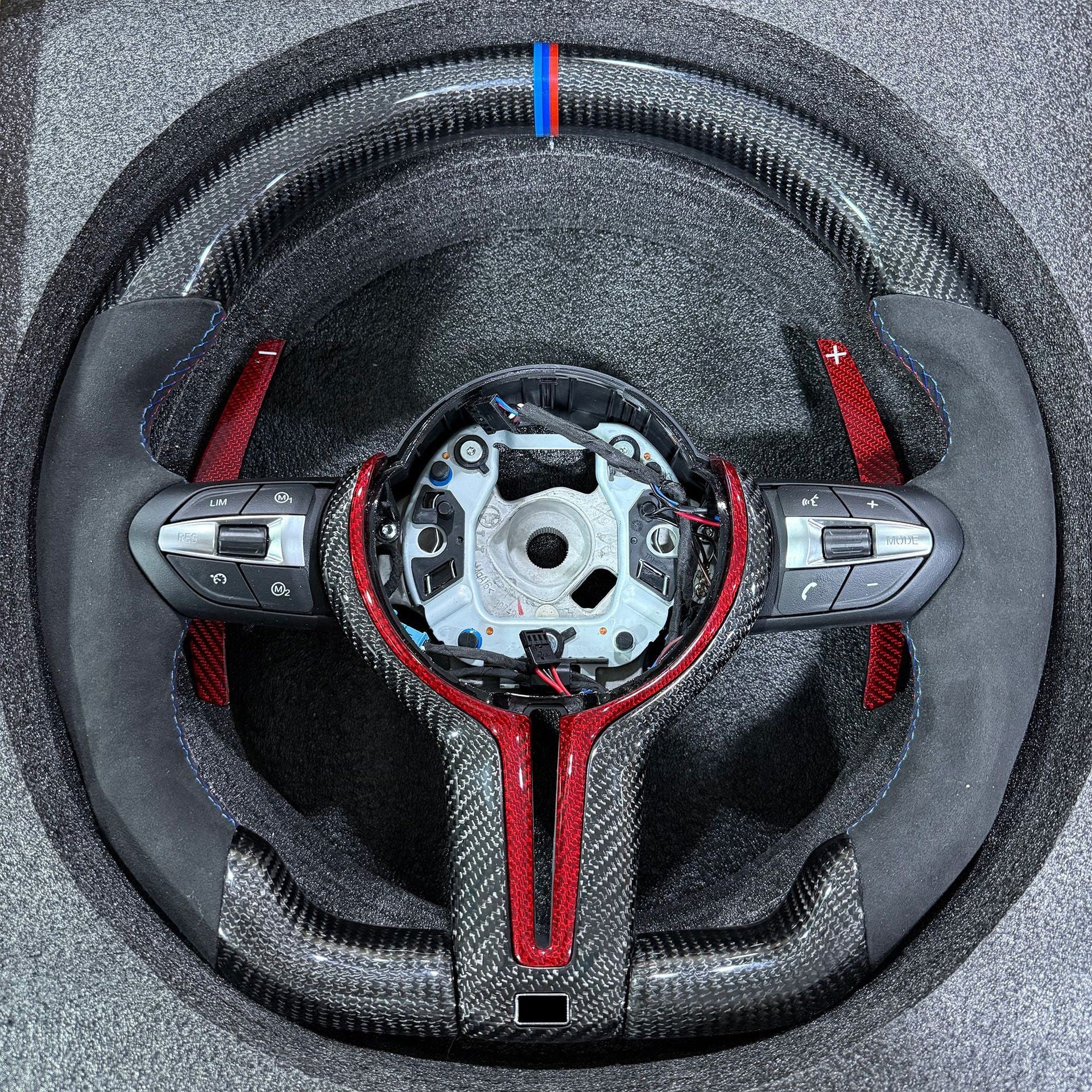 Suitable for BMW thongs with half suede, three color return, three color line, red carbon fiber frame steering wheel