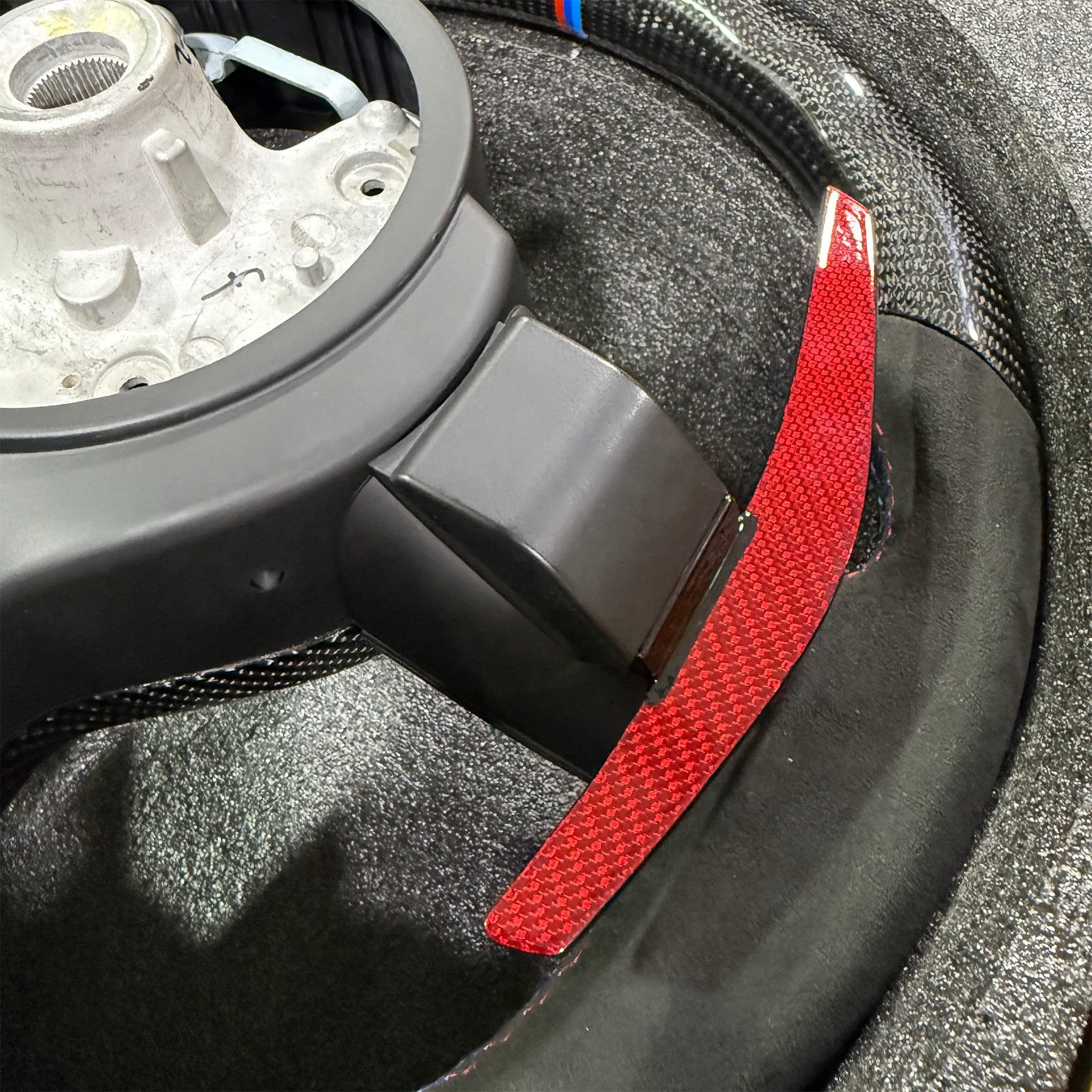 Suitable for BMW thongs with half suede, three color return, three color line, red carbon fiber frame steering wheel