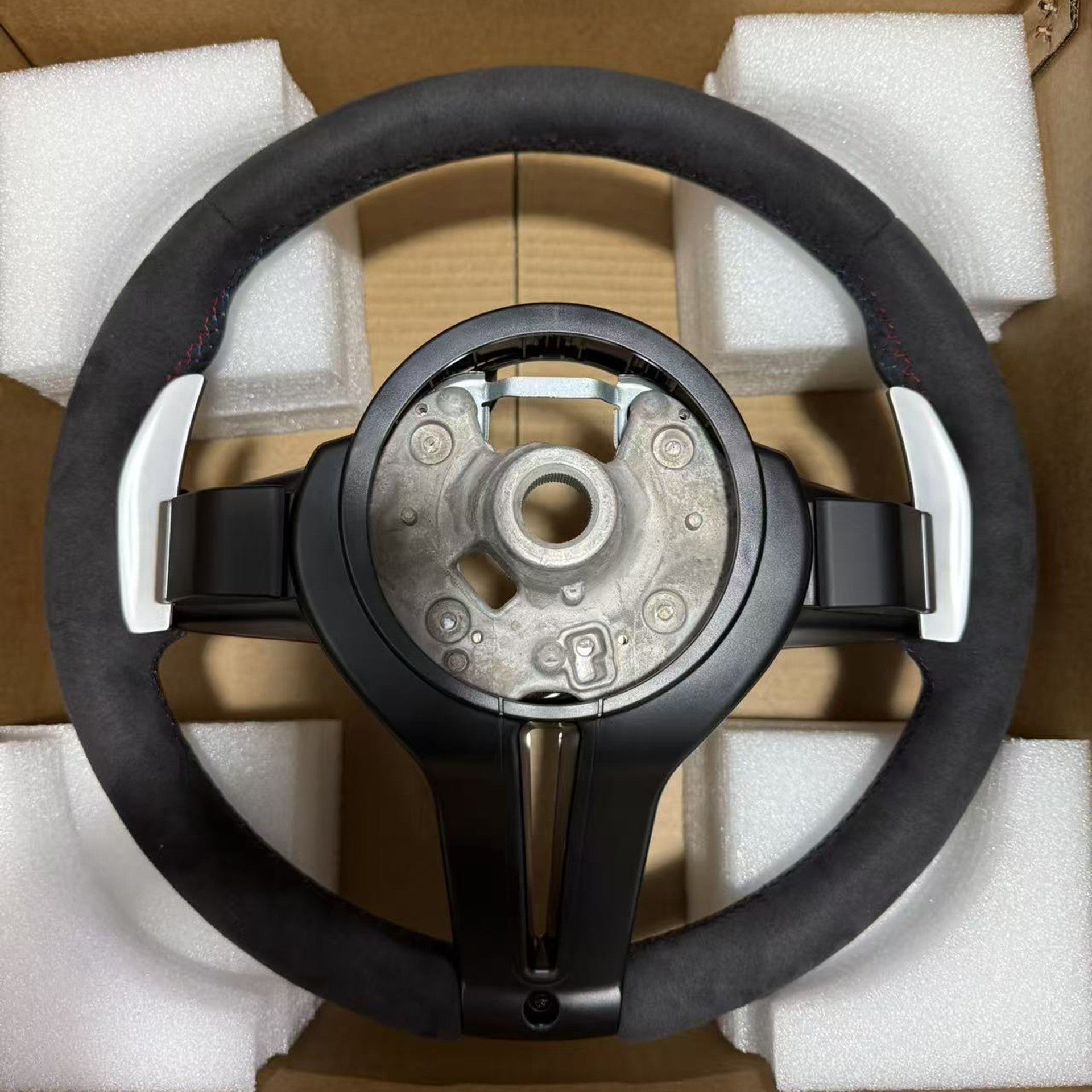 Suitable for BMW 5 Series thongs with full suede shiny carbon fiber button frame steering wheel